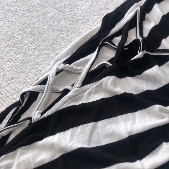 Ricki’s xxl black and white teeshirt. Open top seams with crisscrosses across - Picture 3 of 6